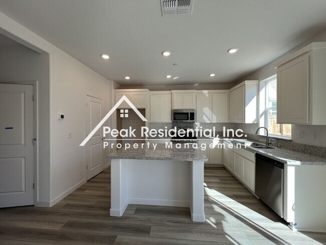 Foto del edificio - Brand New Folsom 3bd/2.5ba Home With 2 Car...