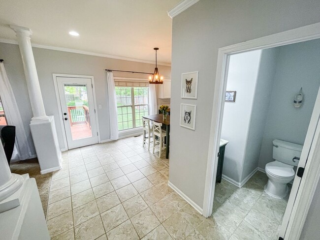 Building Photo - Beautiful 4 bedroom Near Post!