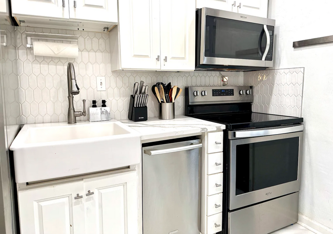 Kitchen - 559 Morgan St NE
