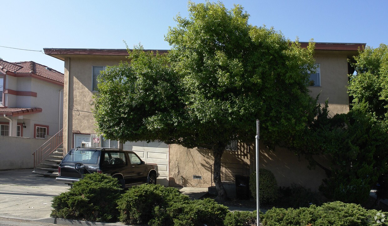 Building Photo - 7411 Hillside St