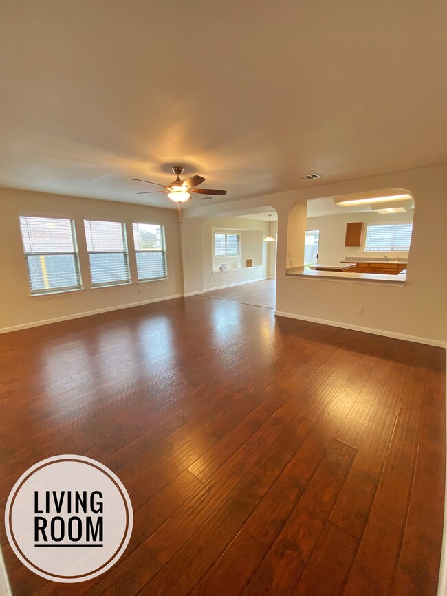 Building Photo - 215 Rim Rock Dr