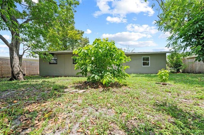 Building Photo - 1524 NW 18th Ct