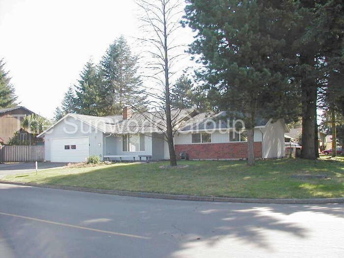 Foto principal - THREE BEDROOM RAMBLER IN EAST COUNTY