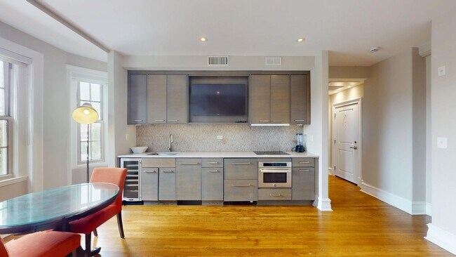 Foto del edificio - Dupont Circle Modern Studio Apartment In Historic Building W/Extra Storage!