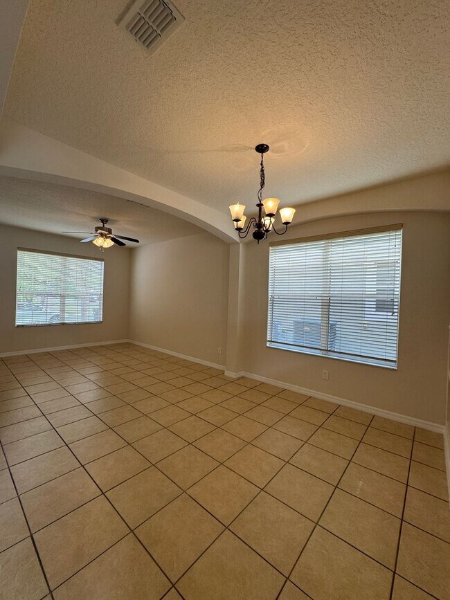 Foto del edificio - Spacious house with 6 bedrooms and 4.5 bathrooms to call home