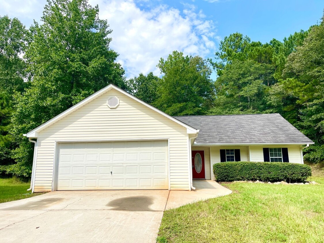Primary Photo - Welcome to this charming 3-bedroom, 2-bath...