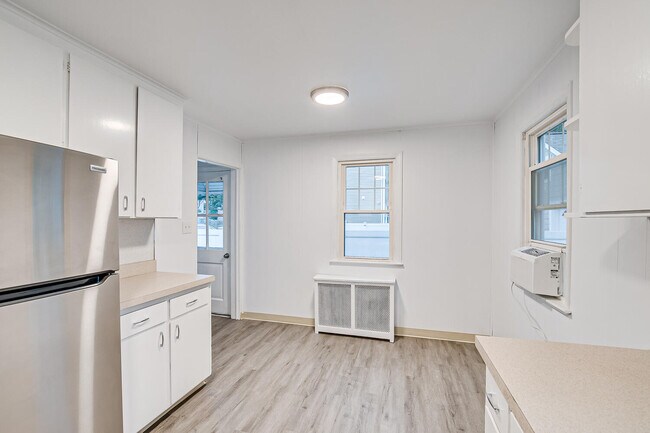 Building Photo - 64 Boltin St