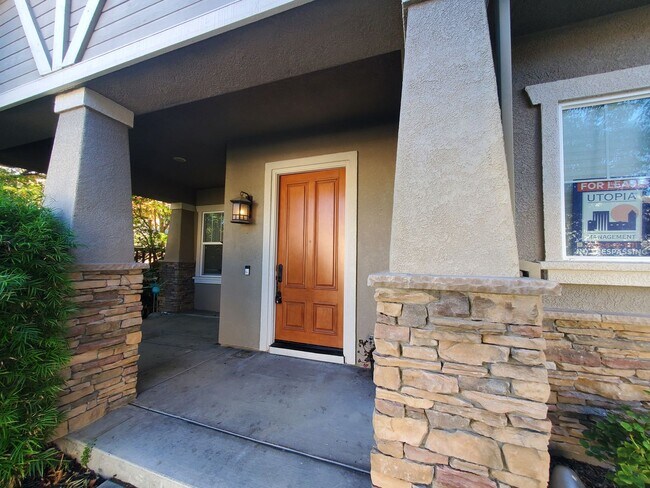 Foto del edificio - $1,000 MOVE IN SPECIAL!!! STUNNING SPACIOUS 5 BEDROOM HOME IN CRYSTAL RANCH!!
