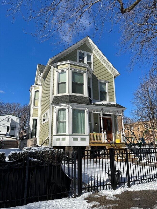 Building Photo - 3648 N Greenview Ave