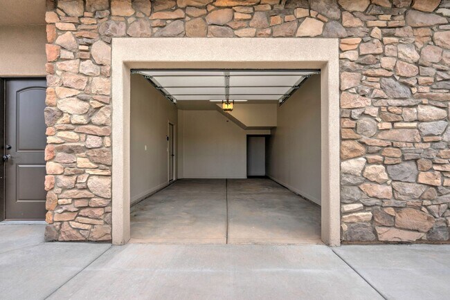 Building Photo - Charming 3 bedroom Townhome. 2 Community P...