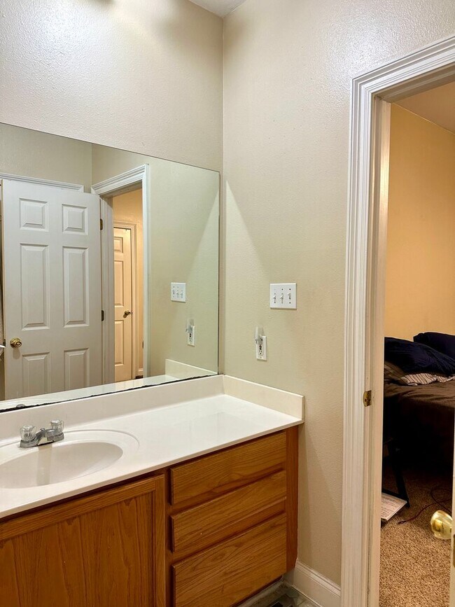 Foto del edificio - Courtney Place Condominiums 3BR 2BA