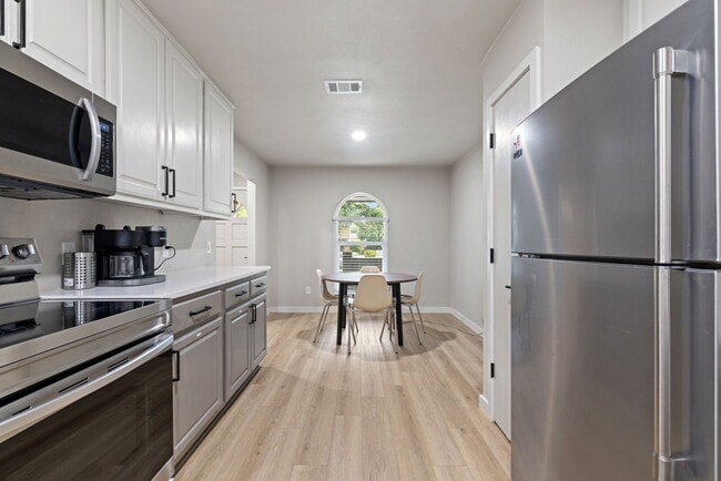 Building Photo - 1910 N Floyd Rd