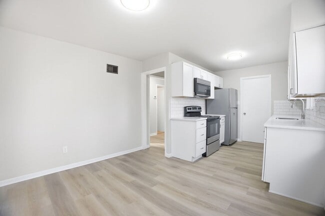 Foto del edificio - Updated 2 Bed, 1 Bath Home with Modern Finishes & Off-Street Parking
