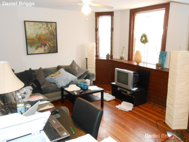 Building Photo - 149 Kelton St