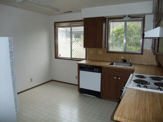 Foto del edificio - 2 Bedroom 1  1/2 Bath Unit Of  Duplex With A Garage In Albany
