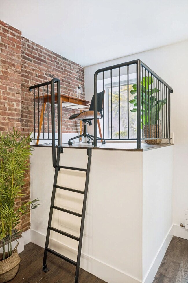 Building Photo - 125 E 83rd St