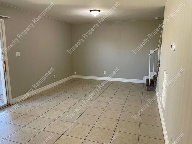 Building Photo - 3 Bedroom Townhouse, Great Location 43rd A...