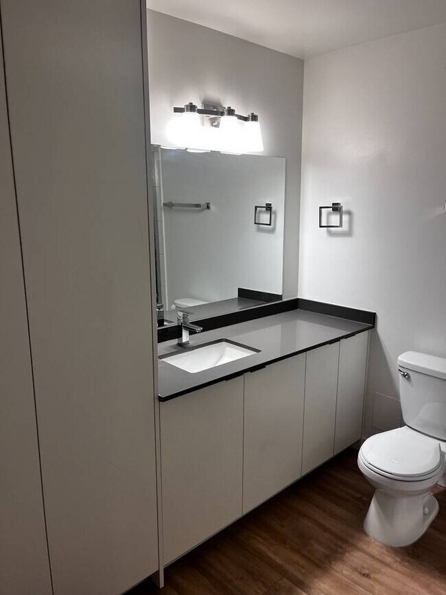 Building Photo - 1320 King Albert Ave