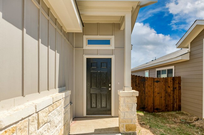 Building Photo - GORGEOUS 3 BEDROOM DUPLEX LOCATED IN MIDLO...