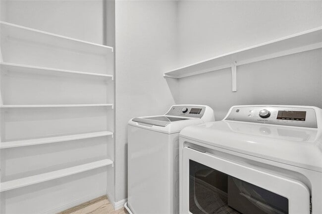 Building Photo - Baythorne Dr