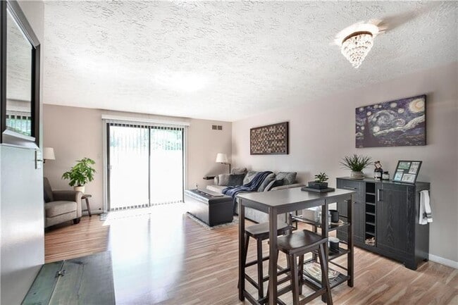 Foto del edificio - 411 Brookside Ct