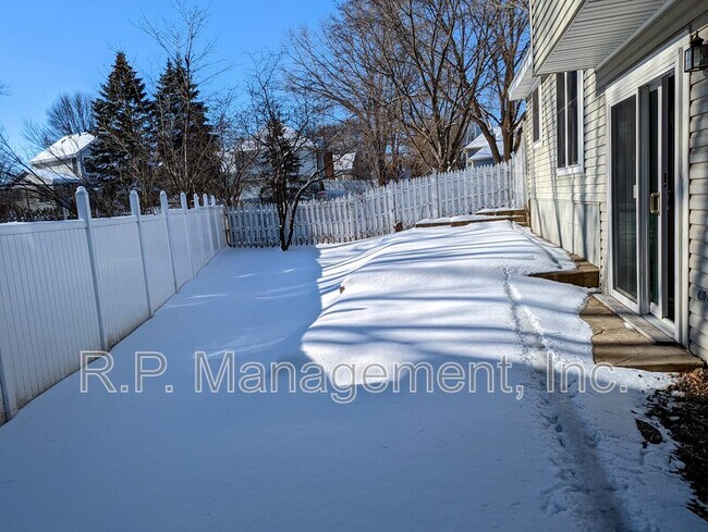 Building Photo - 8778 Hawthorne Dr