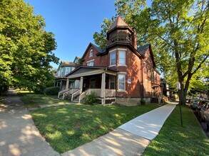 Building Photo - 160 W 9th Ave
