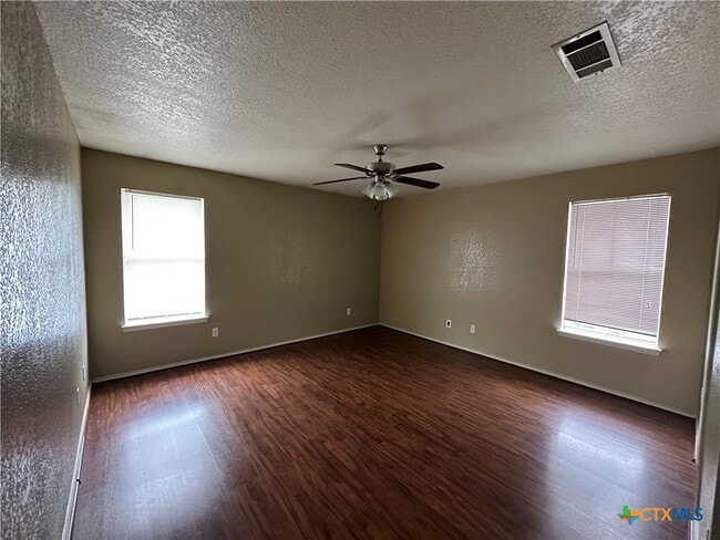 Foto del edificio - 4305 Bowles Dr