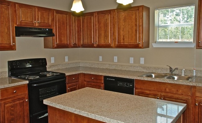 Kitchen - Grace Lake Townhomes