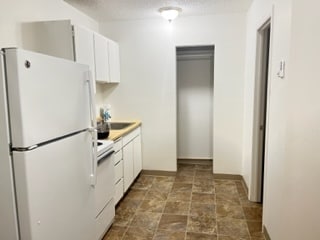 Building Photo - King Manor Apartments