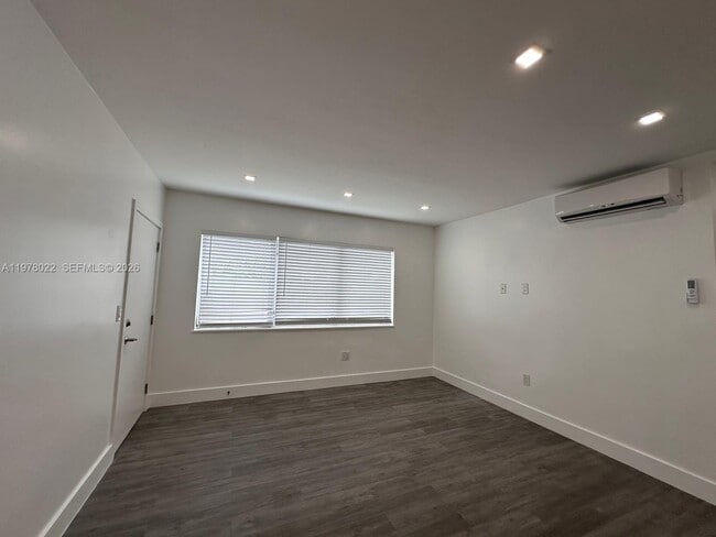 Foto del edificio - 215 Zamora Ave