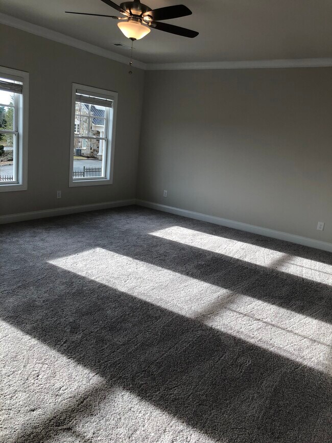 Foto del edificio - 5008 Bellmoore Park Ln