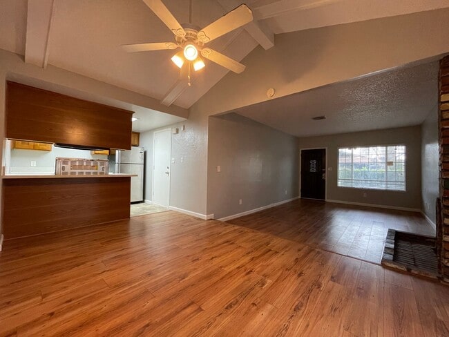 Building Photo - Duplex Unit w/ Attached Garage, Wood Laminate Flooring