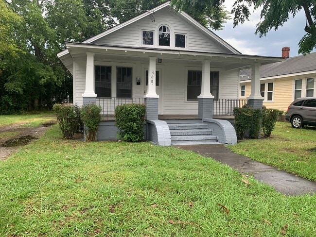 Building Photo - Quaint home located in City Limits