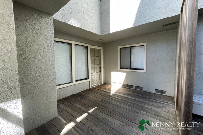 Building Photo - Large 3 Bedroom Townhouse in Great Neighbo...