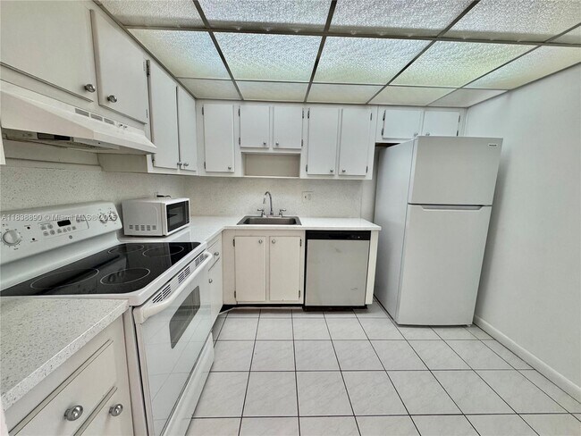 Building Photo - 1300 NE Miami Gardens Dr