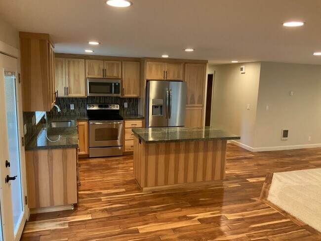Building Photo - 3 Bedroom House in N. Eugene