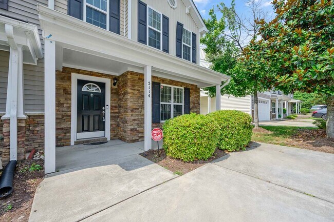 Foto del edificio - End Unit Townhome in Great Location!