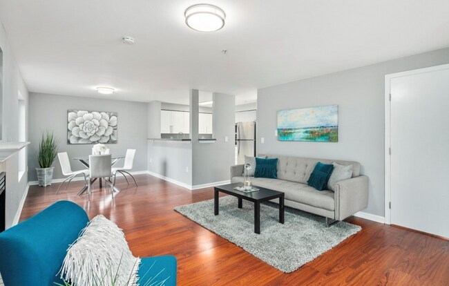Foto del edificio - Beautiful 3bed 2bth 2nd floor end unit with view of fountain and pond.