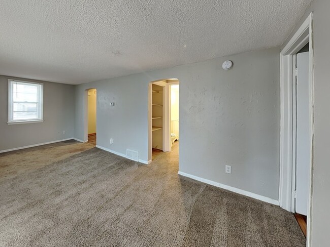 Building Photo - COMING SOON!! Comfortable, 2 Bed, 1 Bath h...