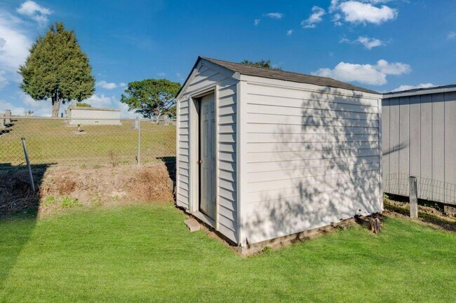 Building Photo - 300 E 15th St