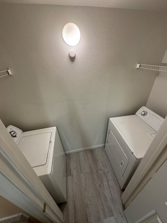 Foto del edificio - One bedroom, one full bath, FULL sized washer/dryer, with one carport AND a detached garage