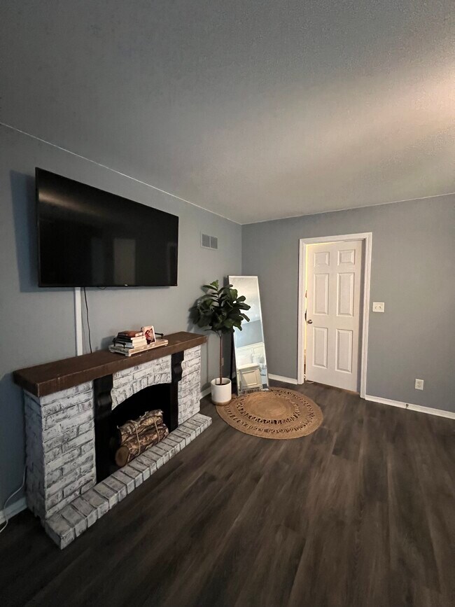 Building Photo - 4621 High Point Dr