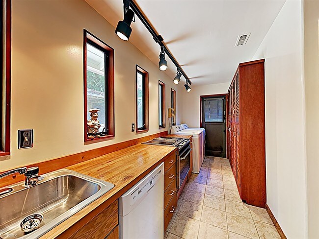 Building Photo - 3 br, 1 bath House - 1034 Middlefield Rd