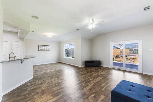 Foto del edificio - 15210 Main Royal Dr