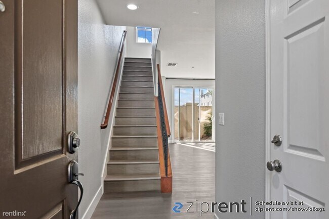Building Photo - 3 br, 2.5 bath Townhome - 354 Jefferson Dr...