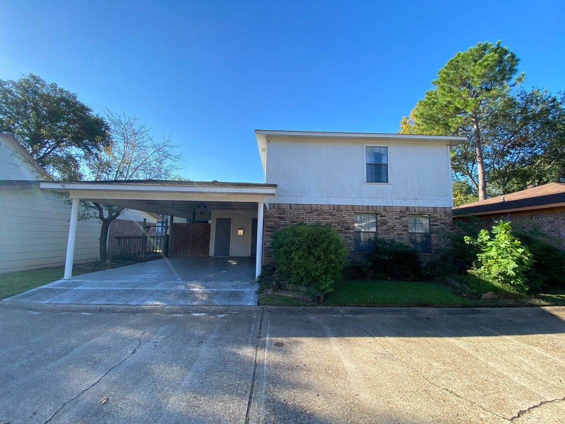Primary Photo - Townhouse Located In Carriage Square