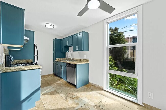 Foto del edificio - 1472 Iris Ave