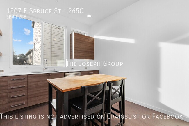 Building Photo - 3 bed/2 bath with rooftop deck overlooking...