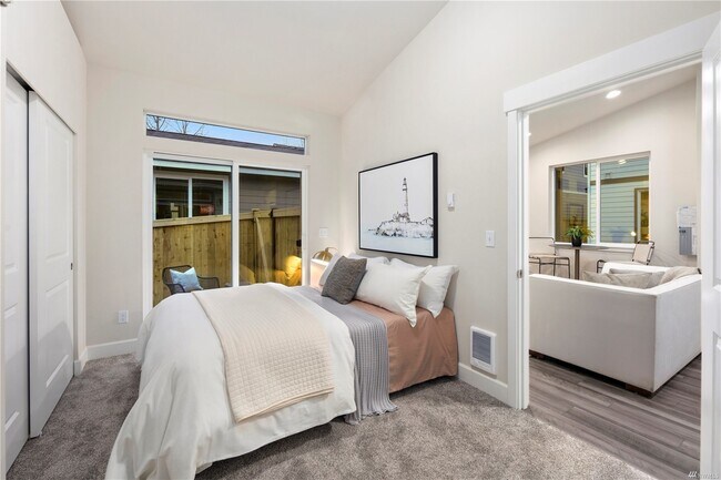 Brand New Large Bedroom with HIGH 12ft Ceilings! - 10982 SE 165th St
